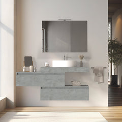 Mobile bagno sospeso sfalsato 100 cm in legno color cemento chiaro con 2 cassettoni, lavabo, specchio e faretto a led I Made in Italy